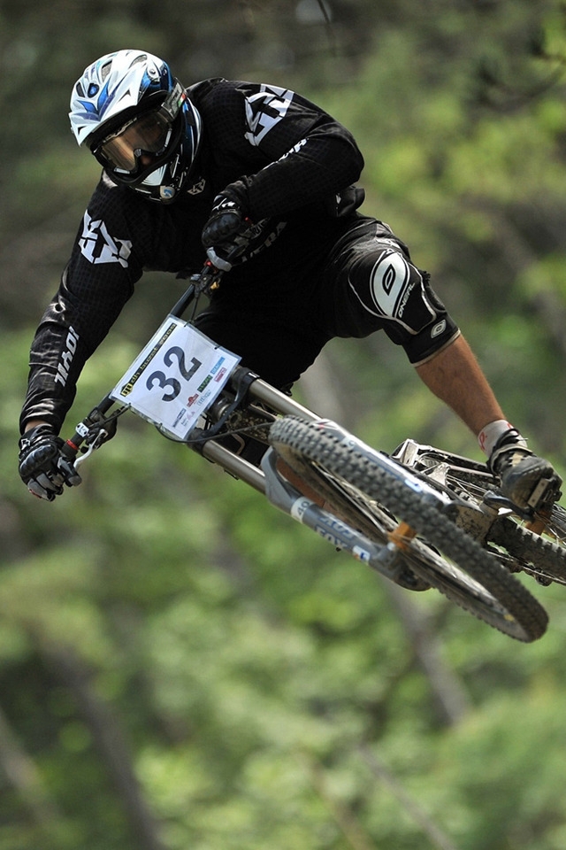 Mountain Bike Racer for 640 x 960 iPhone 4 resolution