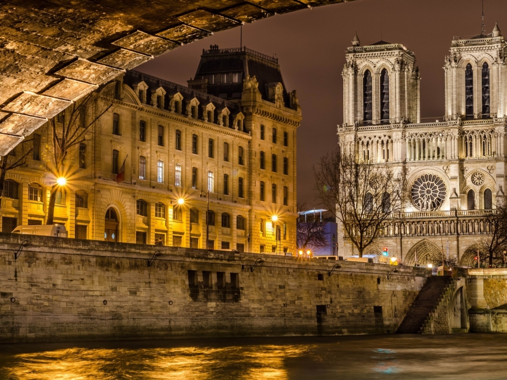 Notre Dame de Paris Front View for 1024 x 768 resolution