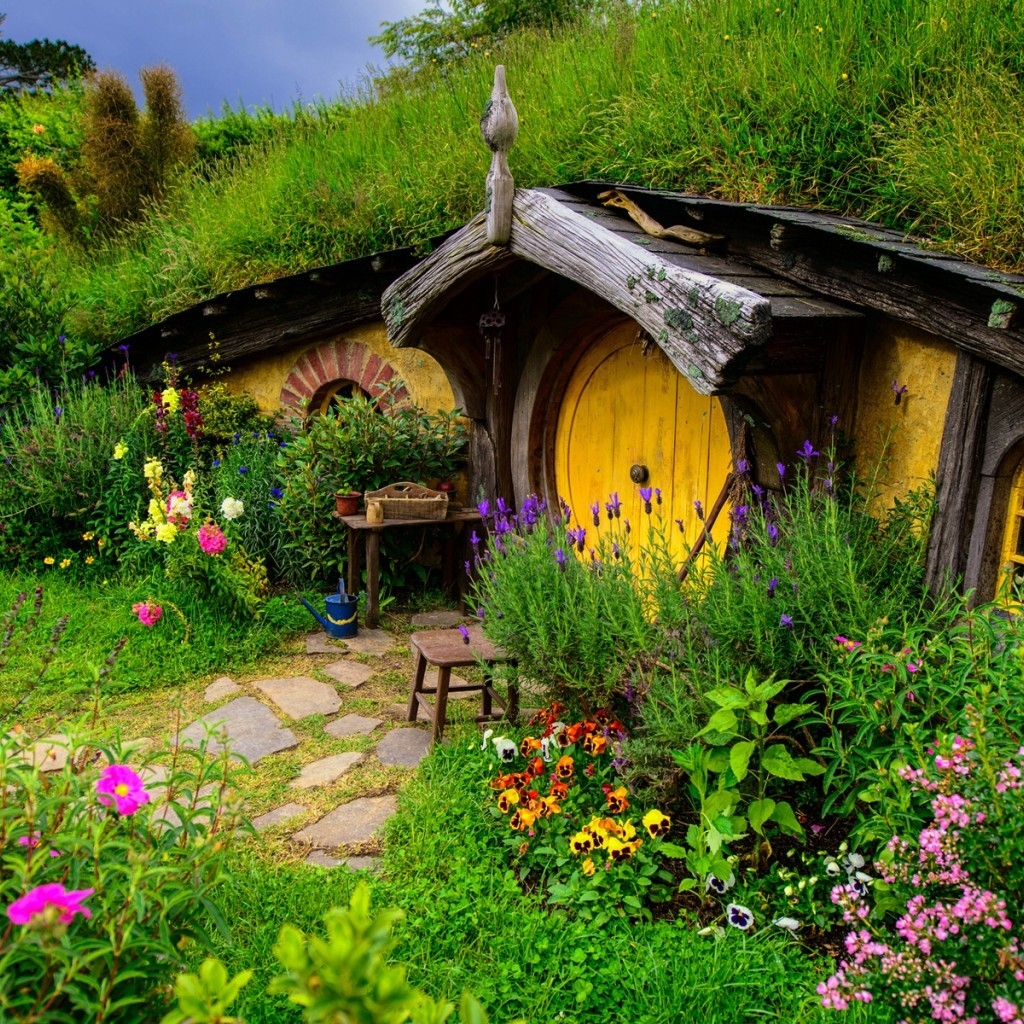 Old Beautiful Cottage for 1024 x 1024 iPad resolution