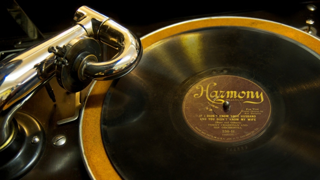 Old Phonograph for 1280 x 720 HDTV 720p resolution