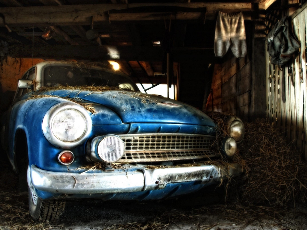 Old time car in a Shack for 1024 x 768 resolution