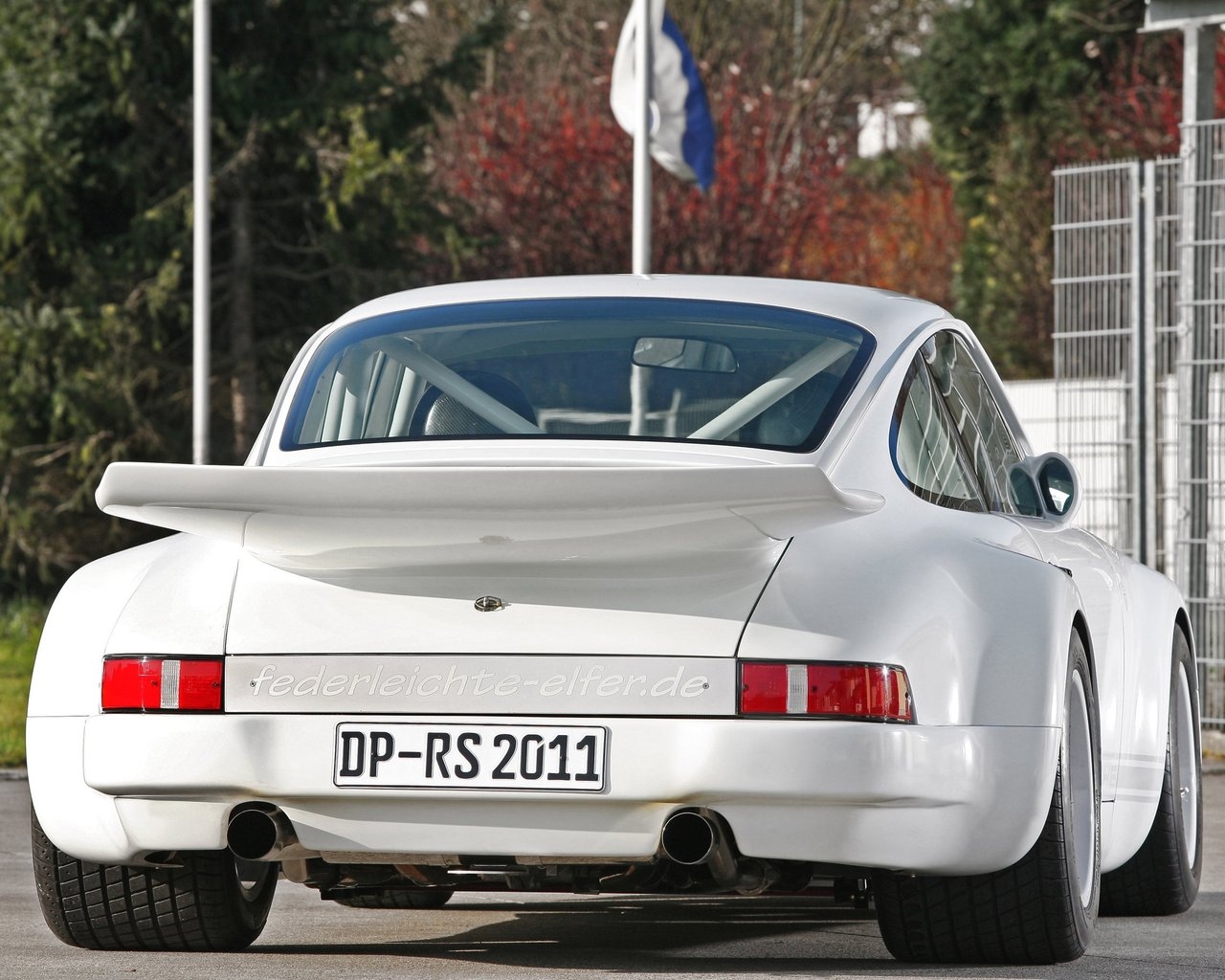Old White Porsche 911  for 1280 x 1024 resolution