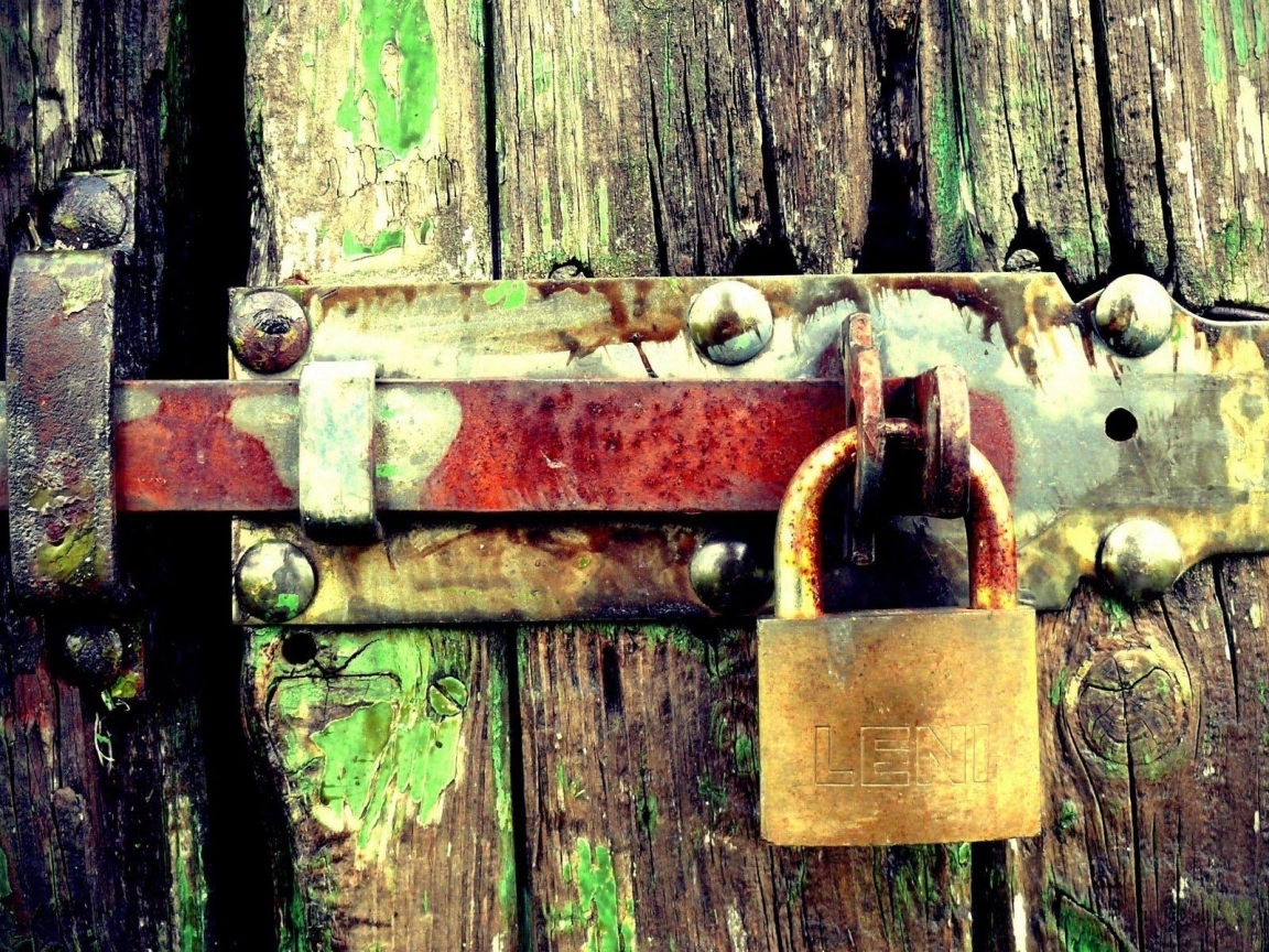Padlock on the gate for 1152 x 864 resolution