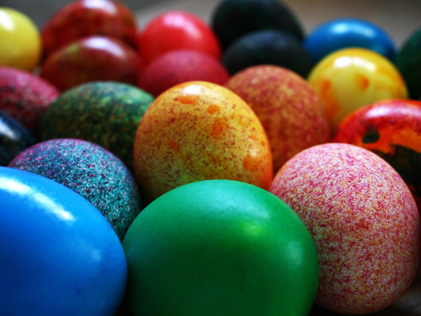 Painted Easter Eggs Close Up for 1600 x 1200 resolution