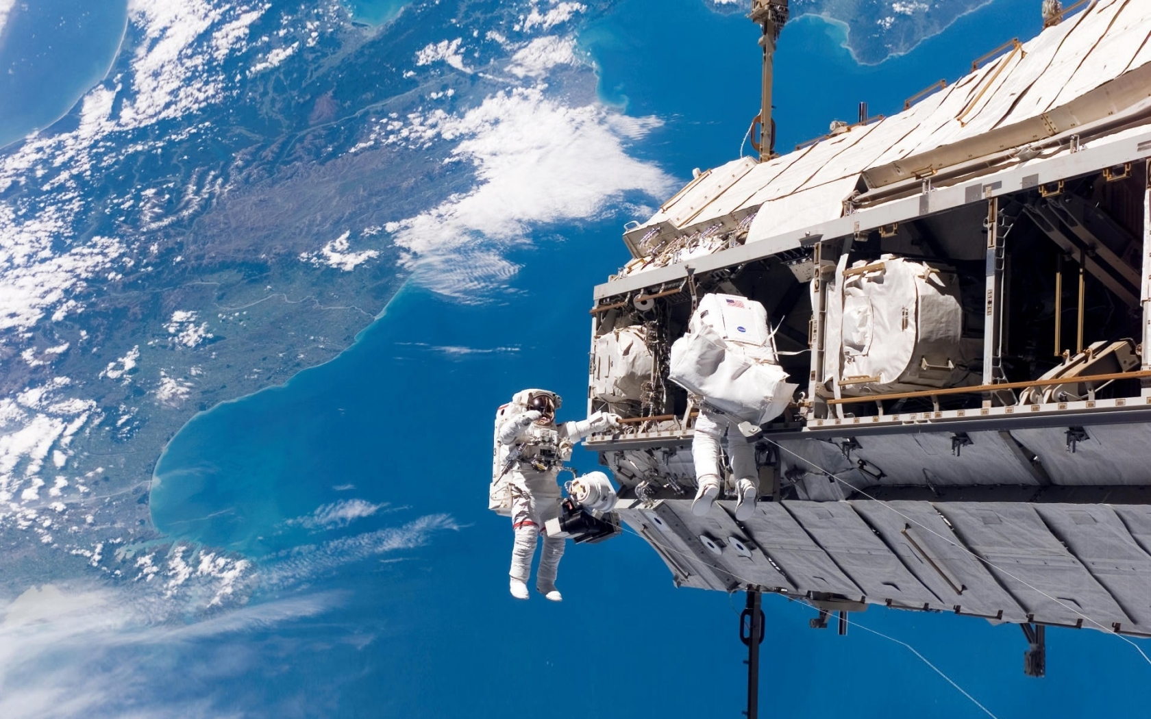 People Space Walk for 1680 x 1050 widescreen resolution