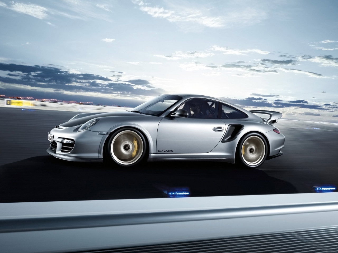 Porsche 911 GT2 RS 2011 Speed for 1280 x 960 resolution