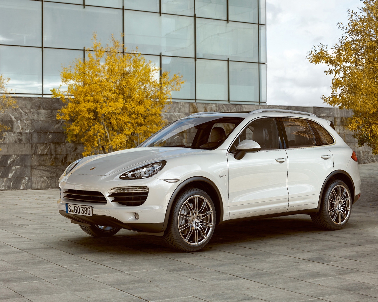 Porsche Cayenne S Hybrid 2011 Front And Side for 1280 x 1024 resolution