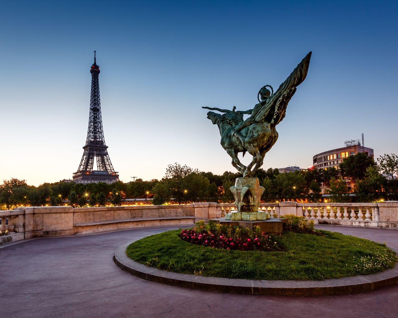 Reborn Statue France for 1280 x 1024 resolution