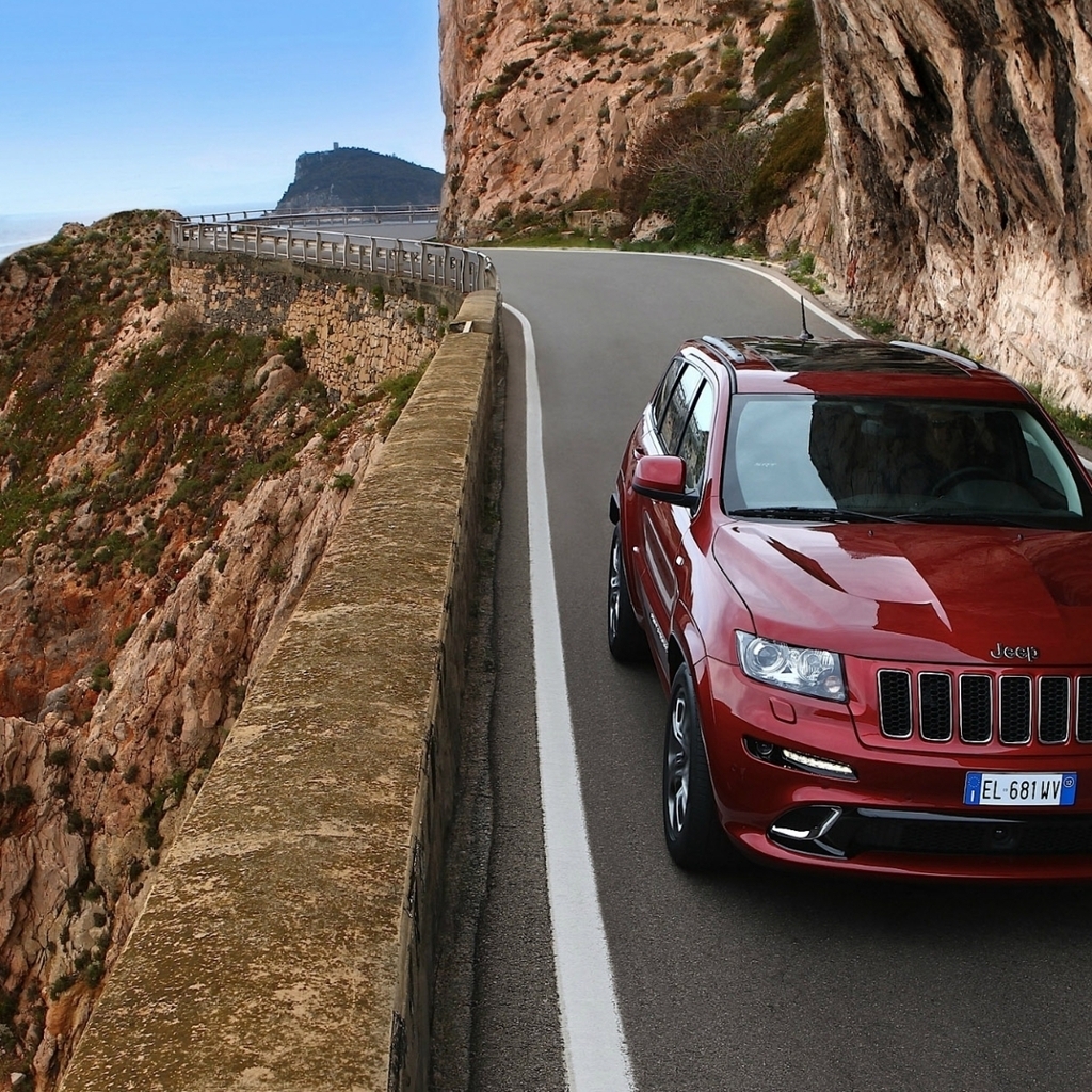 Red Jeep Grand Cherokee SRT8 for 1024 x 1024 iPad resolution