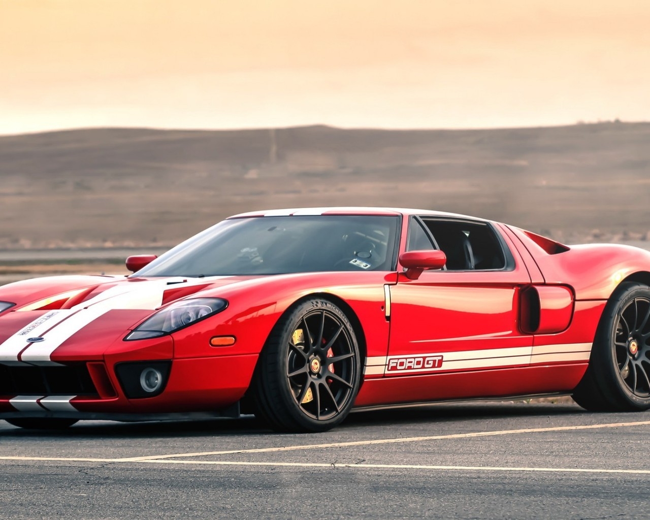 Red Retro Ford GT for 1280 x 1024 resolution