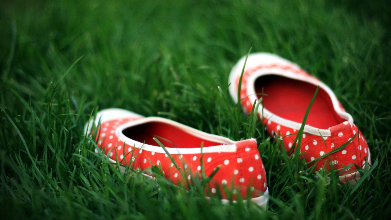 Red Shoes in the grass for 1280 x 720 HDTV 720p resolution