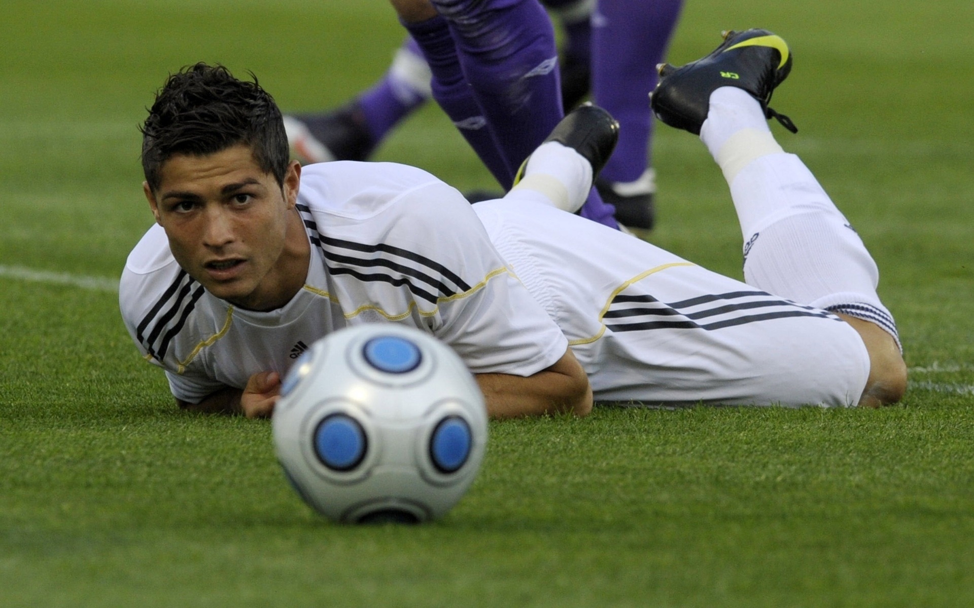 Ronaldo on the football field for 1920 x 1200 widescreen resolution