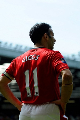 Ryan Giggs Back for 320 x 480 iPhone resolution