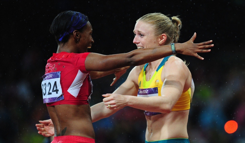 Sally Pearson hugs Kellie Wells for 1024 x 600 widescreen resolution