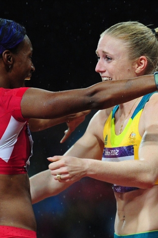 Sally Pearson hugs Kellie Wells for 320 x 480 iPhone resolution
