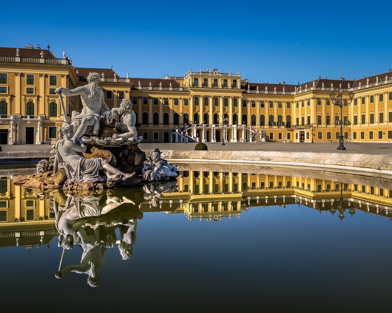 Schonbrunn Palace View for 1280 x 1024 resolution