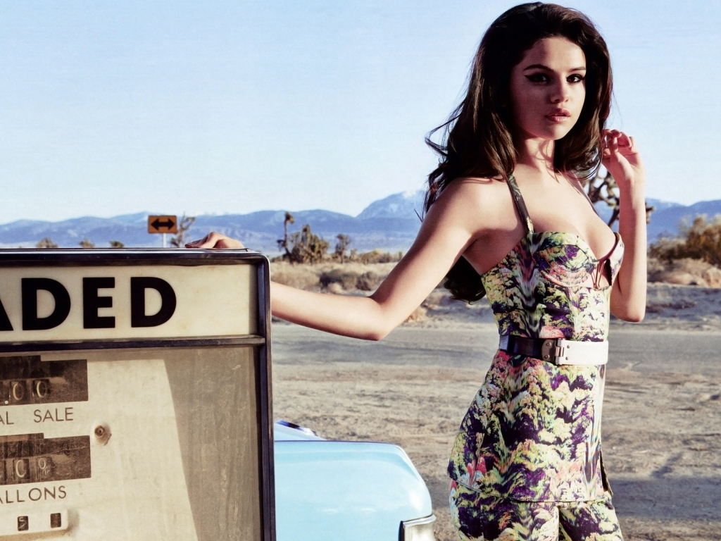 Selena Gomez Gas Pump for 1024 x 768 resolution