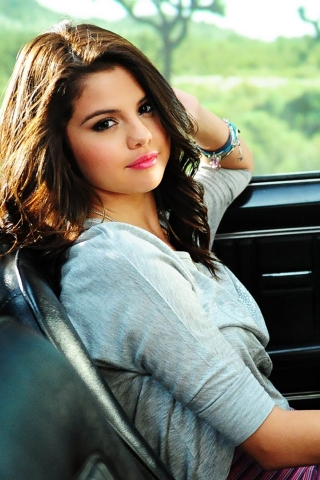 Selena Gomez In Car for 320 x 480 iPhone resolution