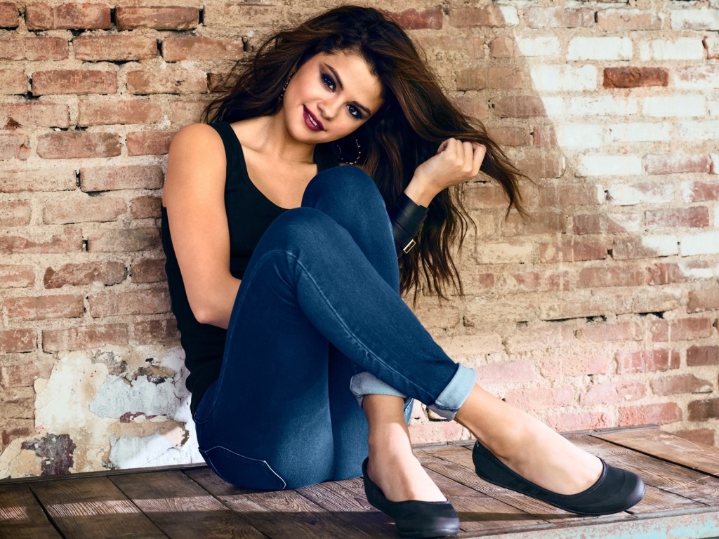 Selena Gomez Smile for 1024 x 768 resolution
