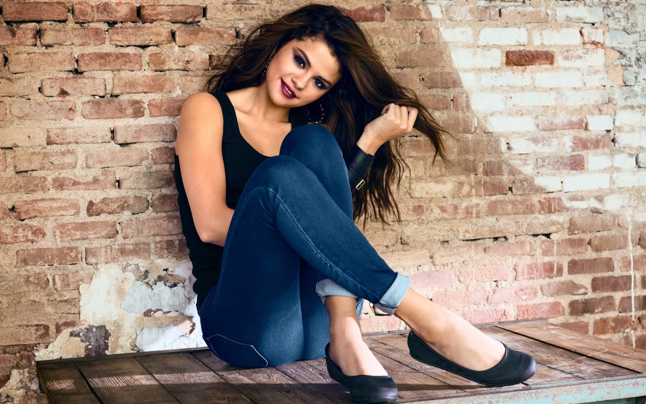 Selena Gomez Smile for 1280 x 800 widescreen resolution