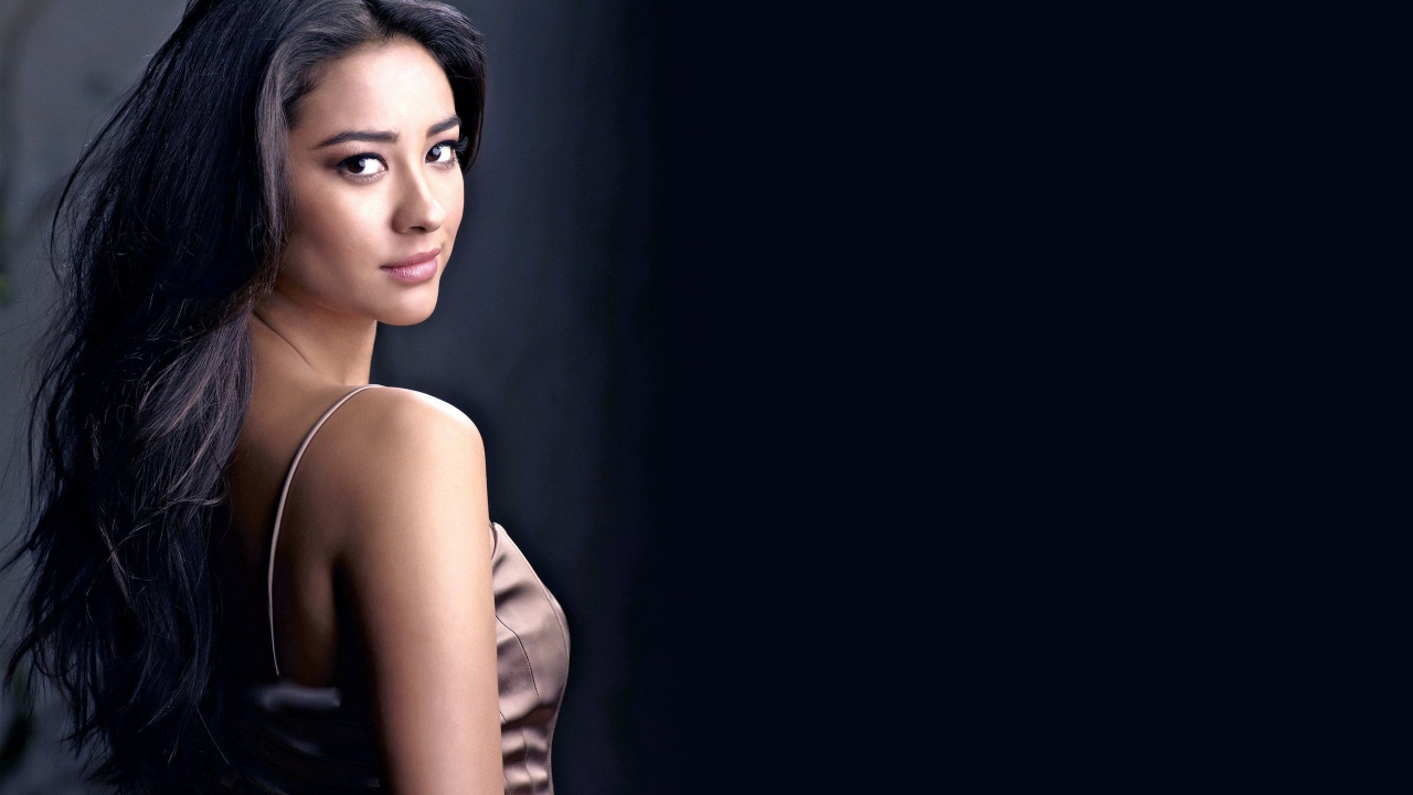Shay Mitchell Cool for 1280 x 720 HDTV 720p resolution