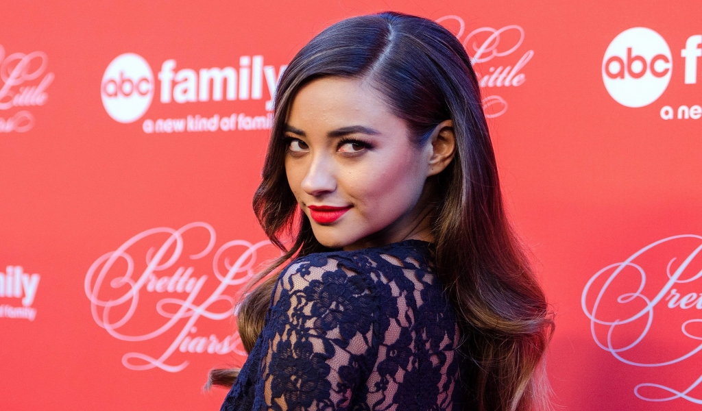 Shay Mitchell Lips for 1024 x 600 widescreen resolution
