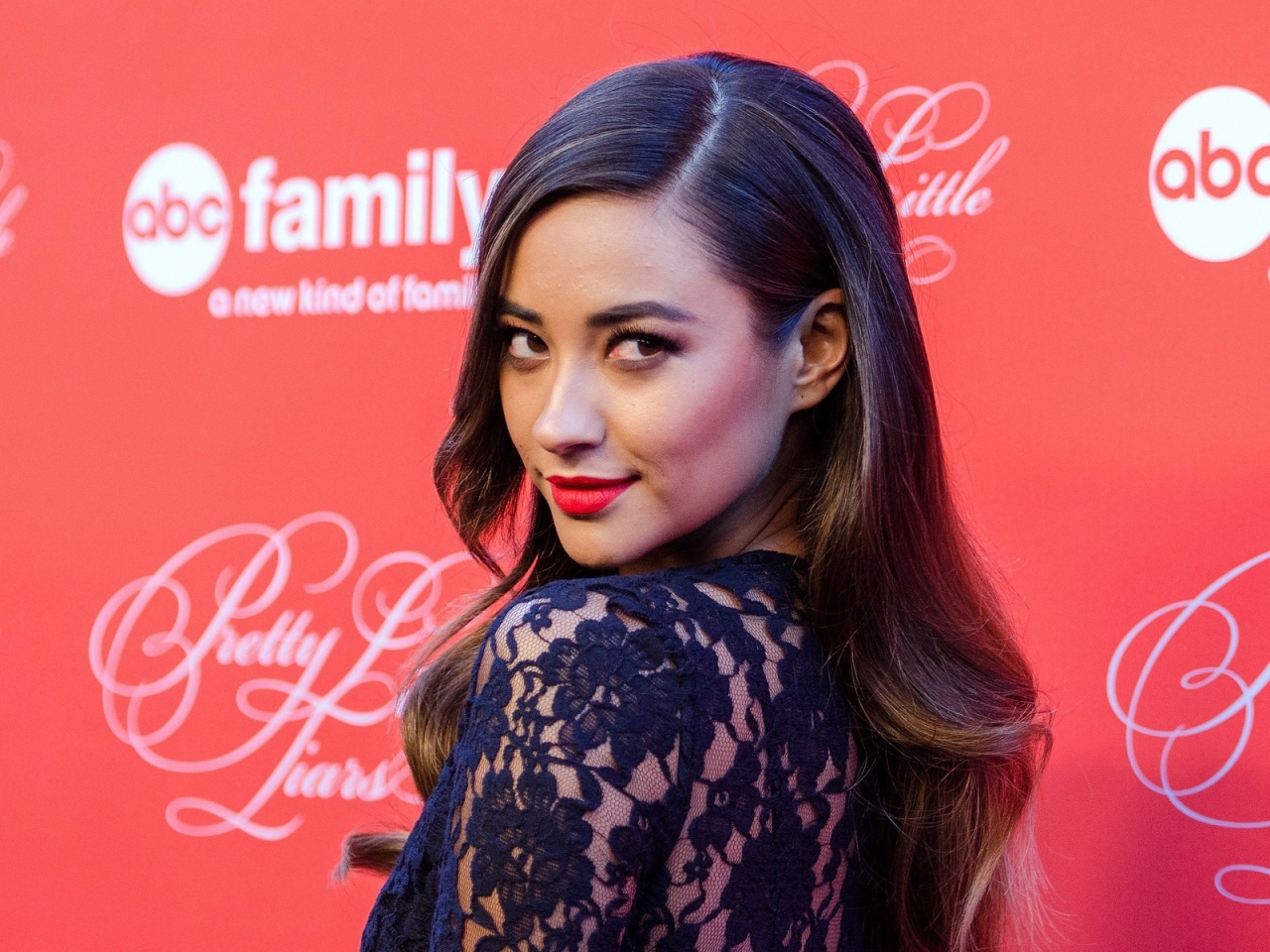Shay Mitchell Lips for 1280 x 960 resolution