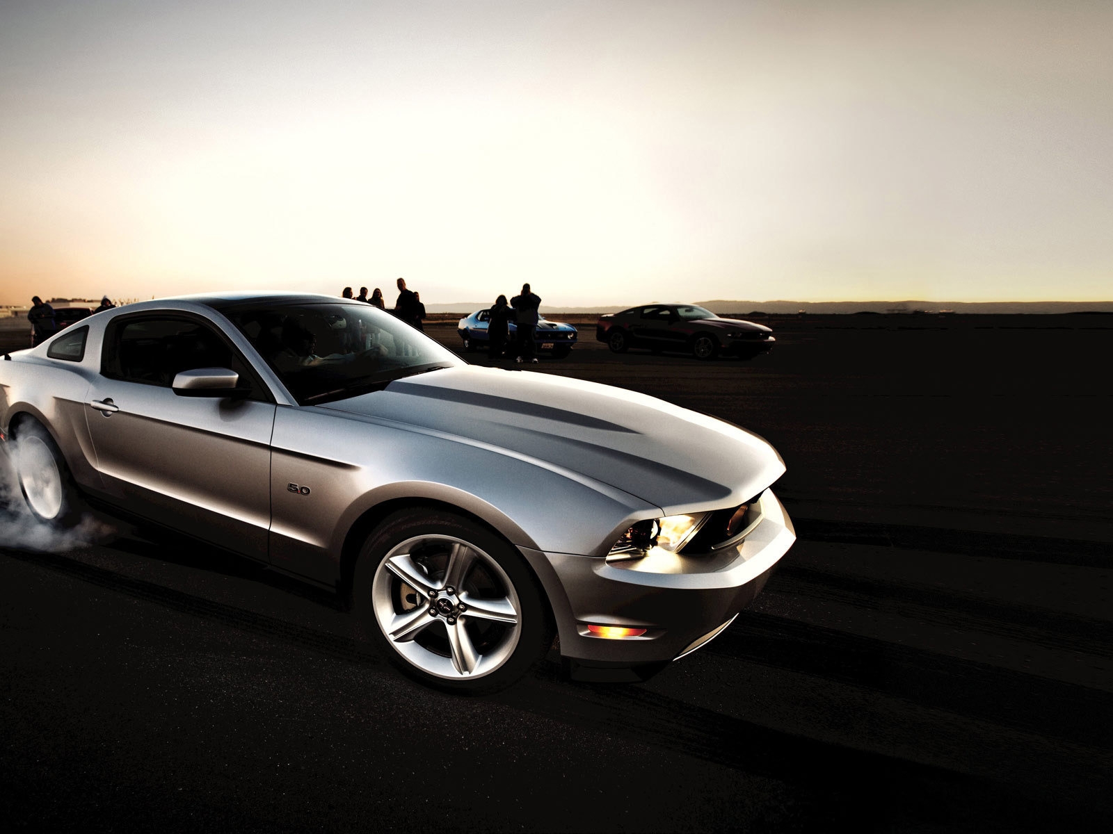 Silver Ford Mustang for 1600 x 1200 resolution