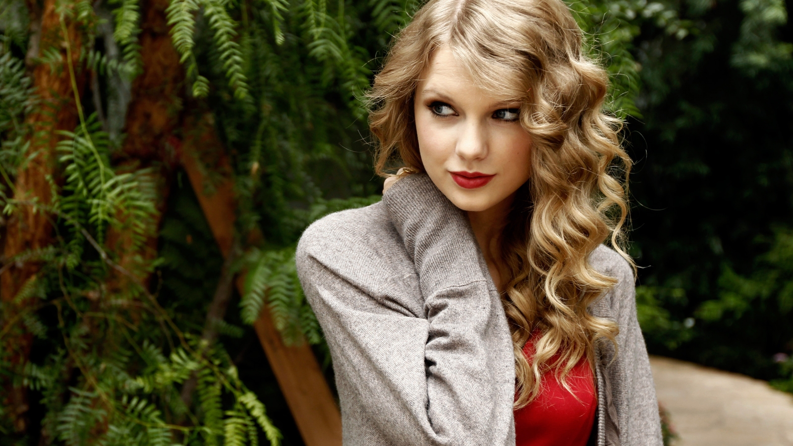 Smiling Taylor Swift Actress for 1600 x 900 HDTV resolution