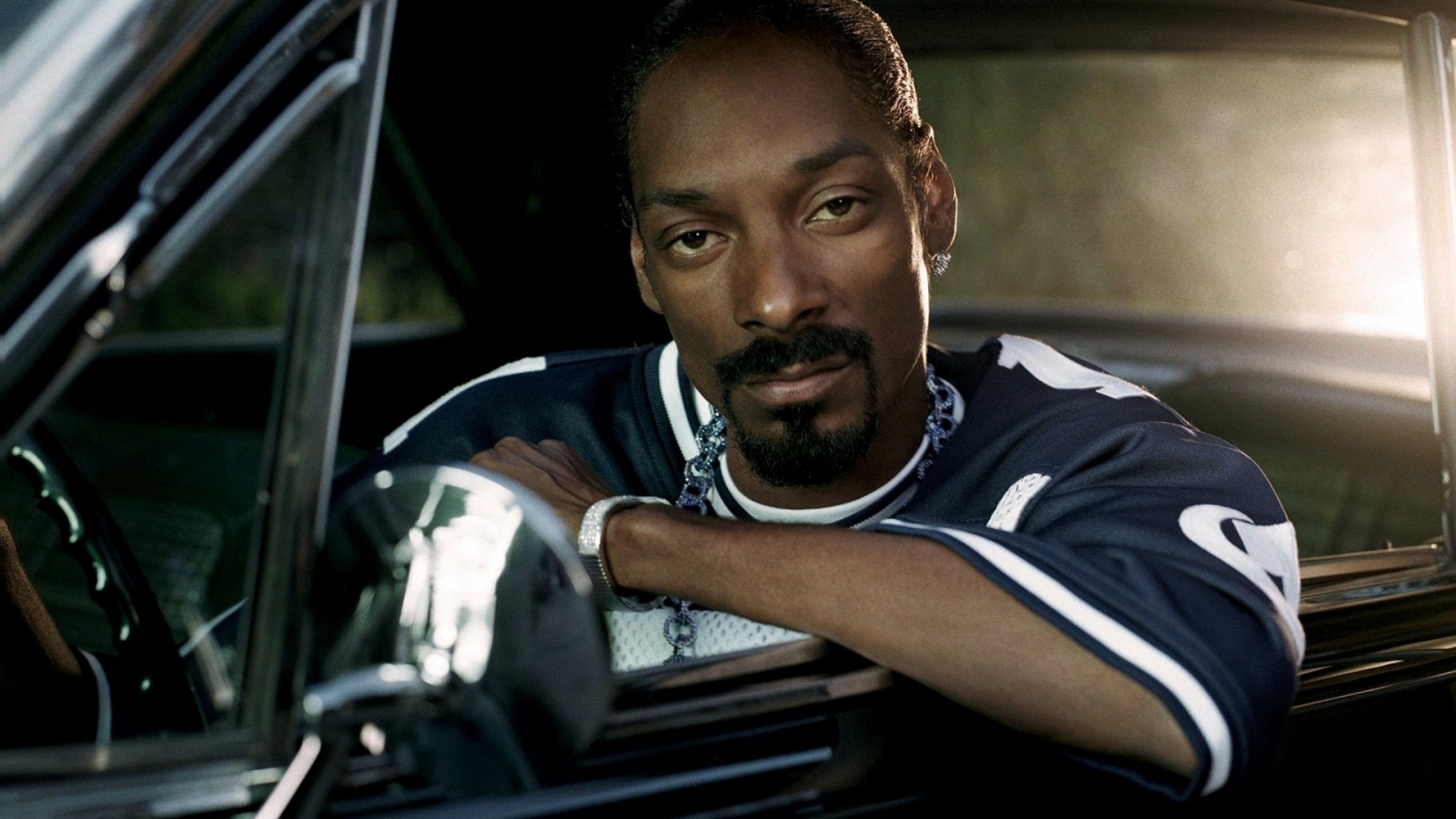 Snoop Dogg Look for 1600 x 900 HDTV resolution