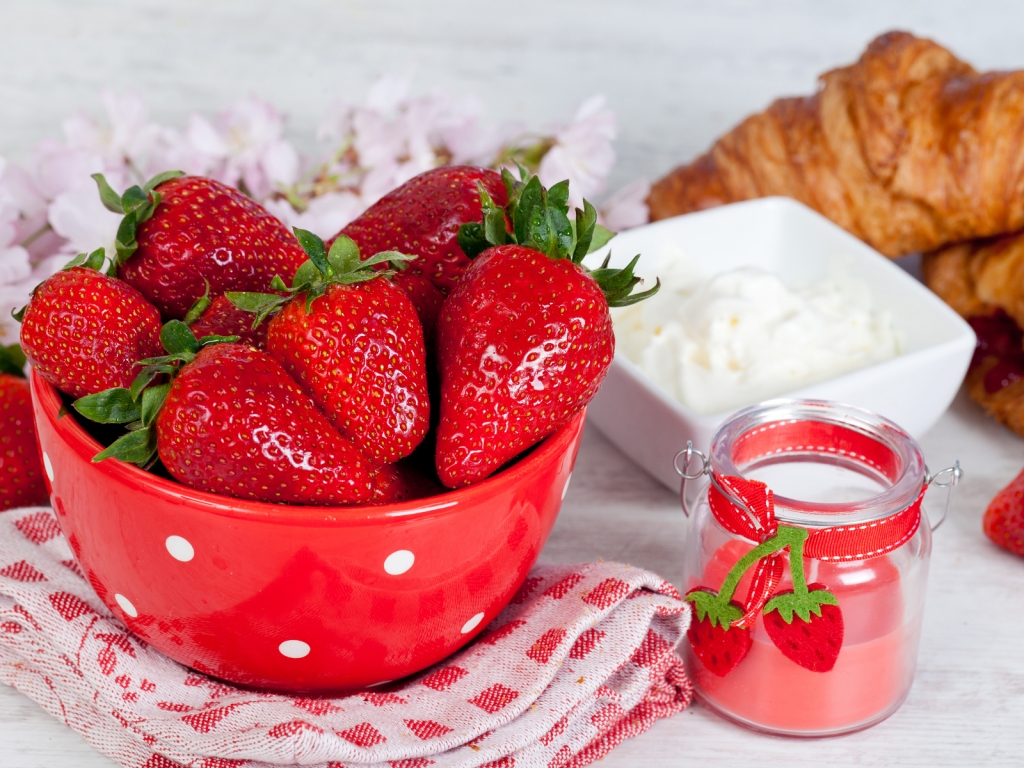 Strawberries and Sour Cream for 1024 x 768 resolution