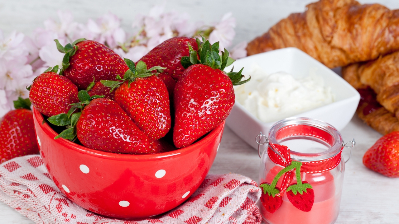 Strawberries and Sour Cream for 1280 x 720 HDTV 720p resolution