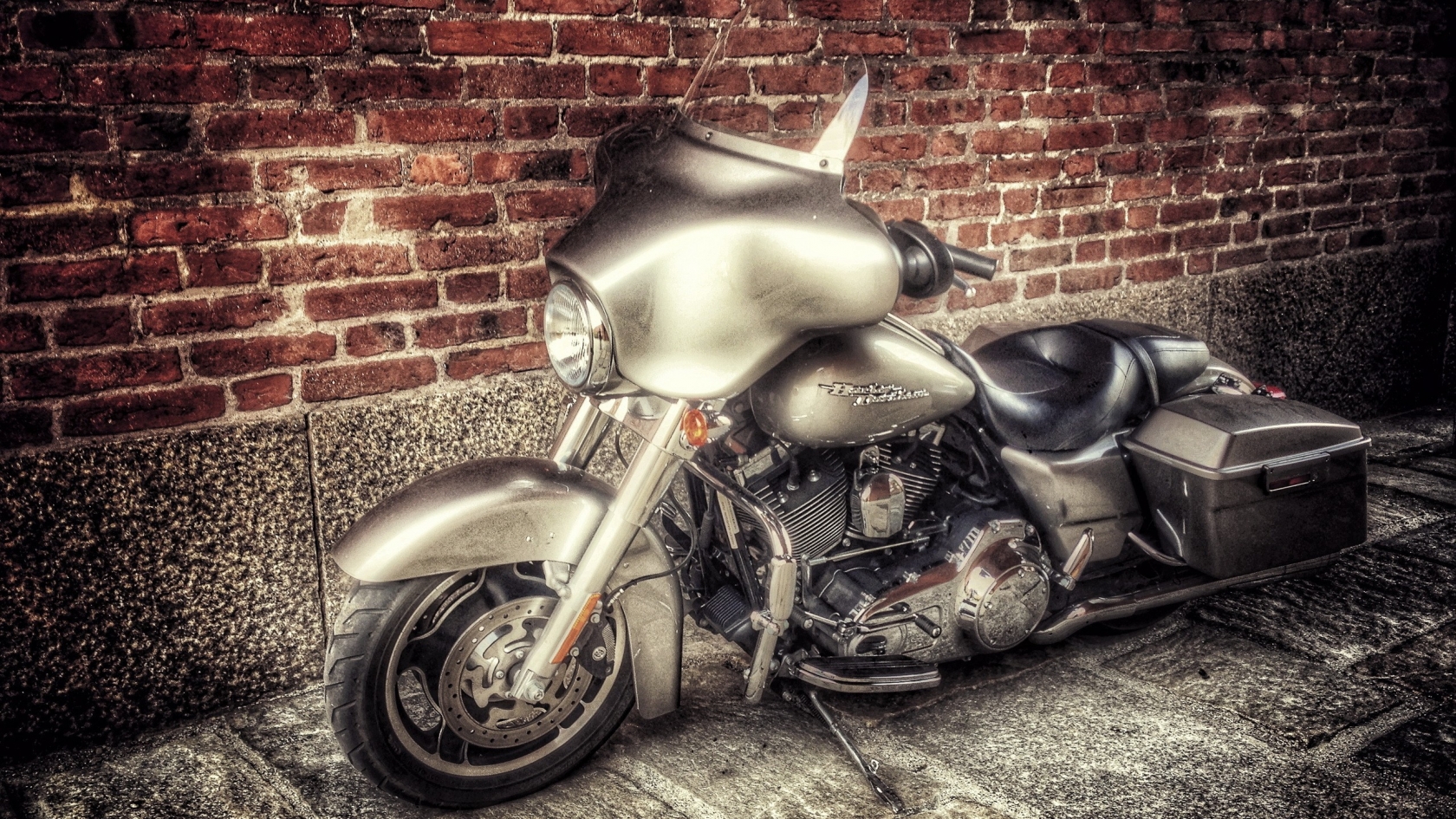 Stunning Old Harley Davidson for 1680 x 945 HDTV resolution