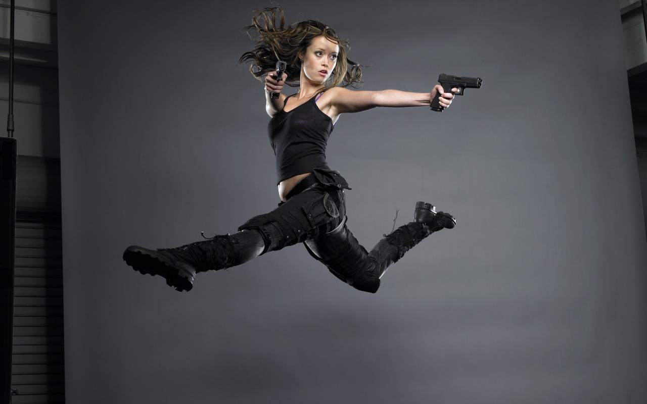 Summer Glau With Guns for 1280 x 800 widescreen resolution