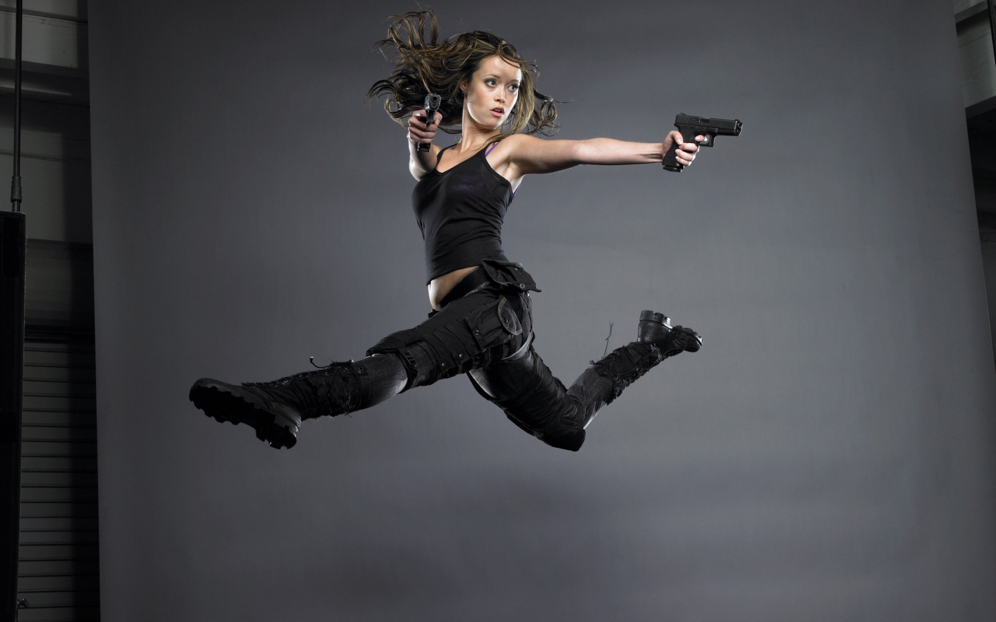 Summer Glau With Guns for 1440 x 900 widescreen resolution