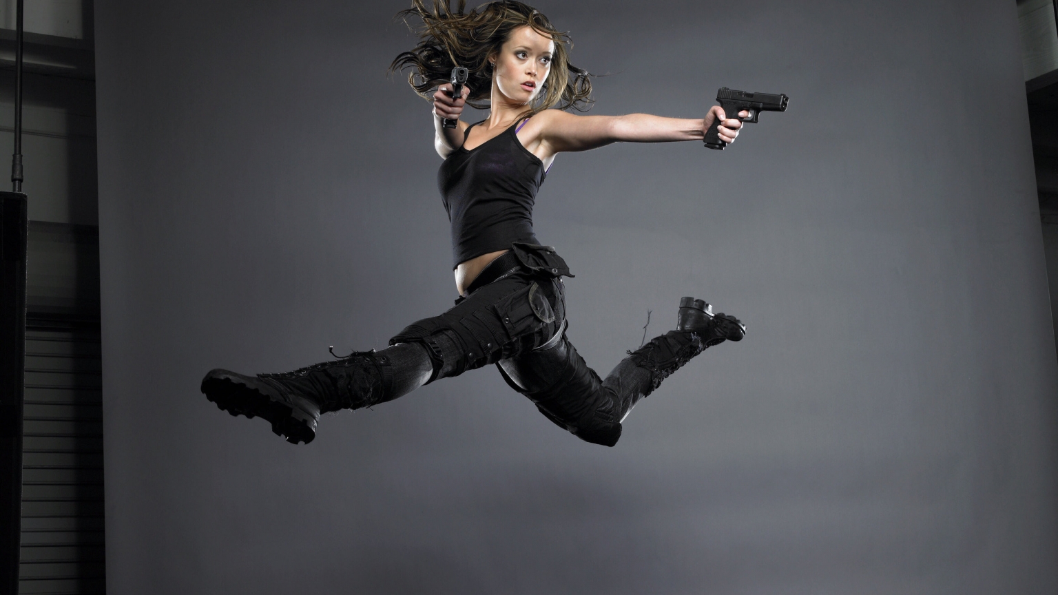 Summer Glau With Guns for 1536 x 864 HDTV resolution