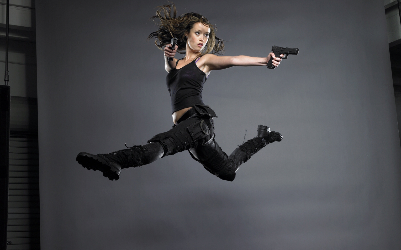 Summer Glau With Guns for 1680 x 1050 widescreen resolution