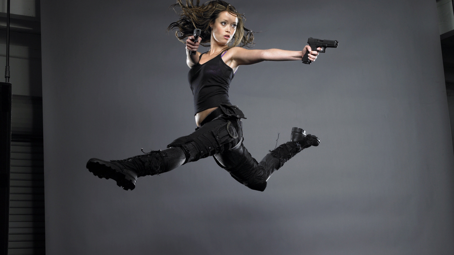 Summer Glau With Guns for 1920 x 1080 HDTV 1080p resolution
