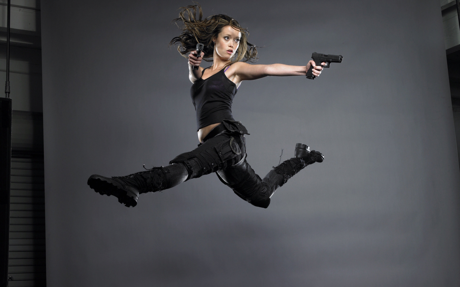 Summer Glau With Guns for 1920 x 1200 widescreen resolution