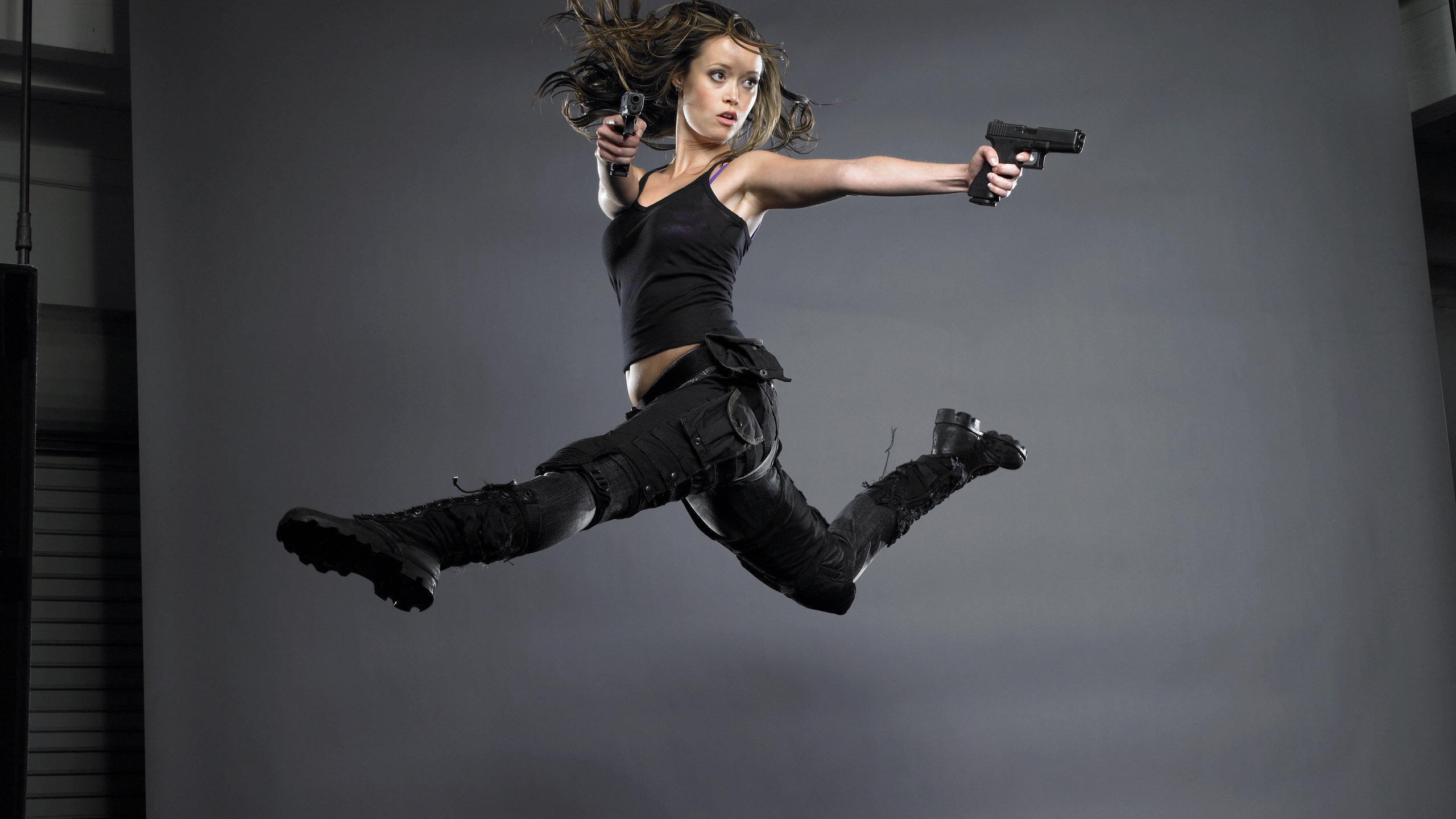Summer Glau With Guns for 2560x1440 HDTV resolution