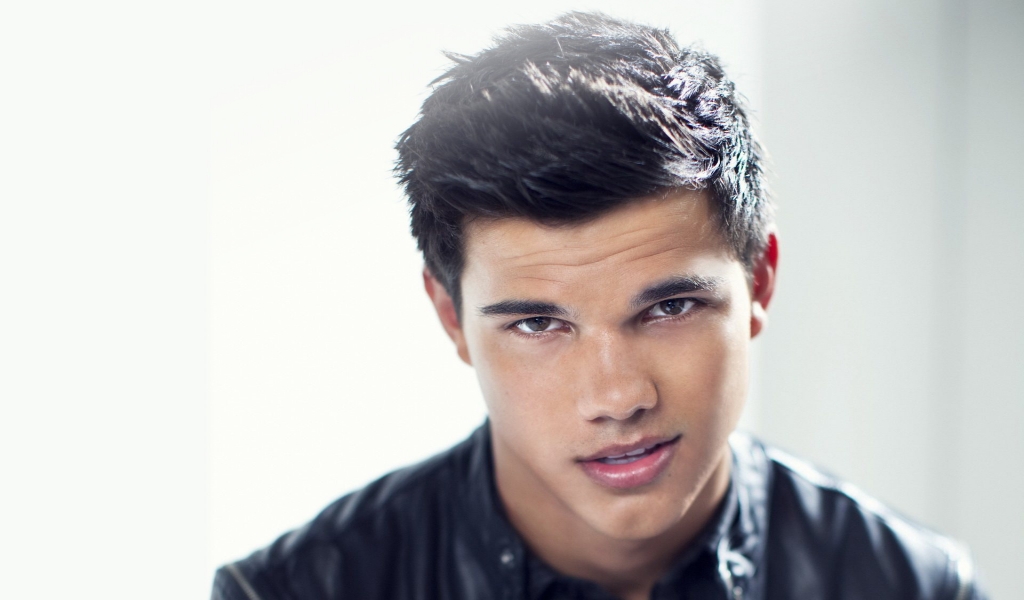 Taylor Lautner Look for 1024 x 600 widescreen resolution