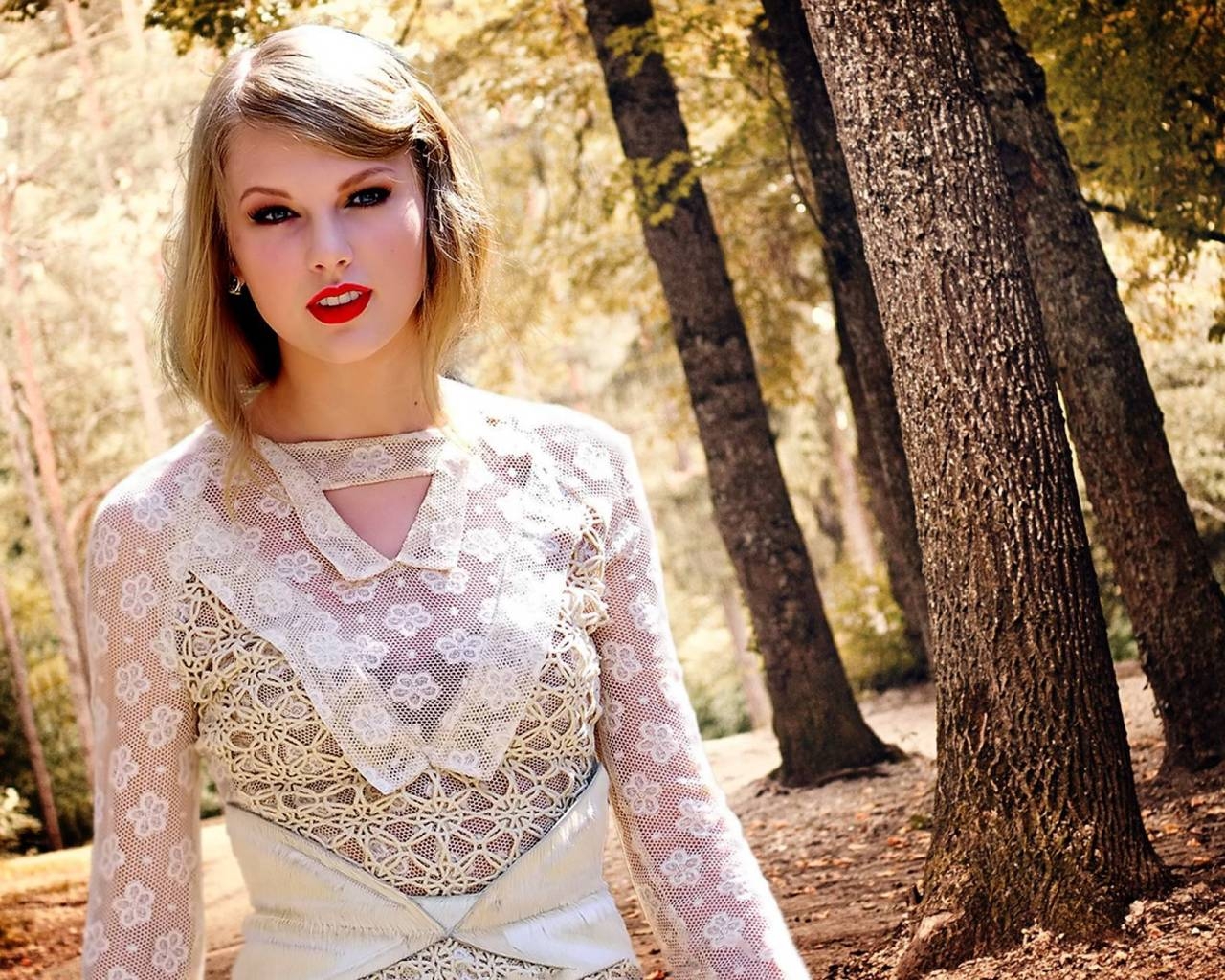 Taylor Swift in Woods for 1280 x 1024 resolution