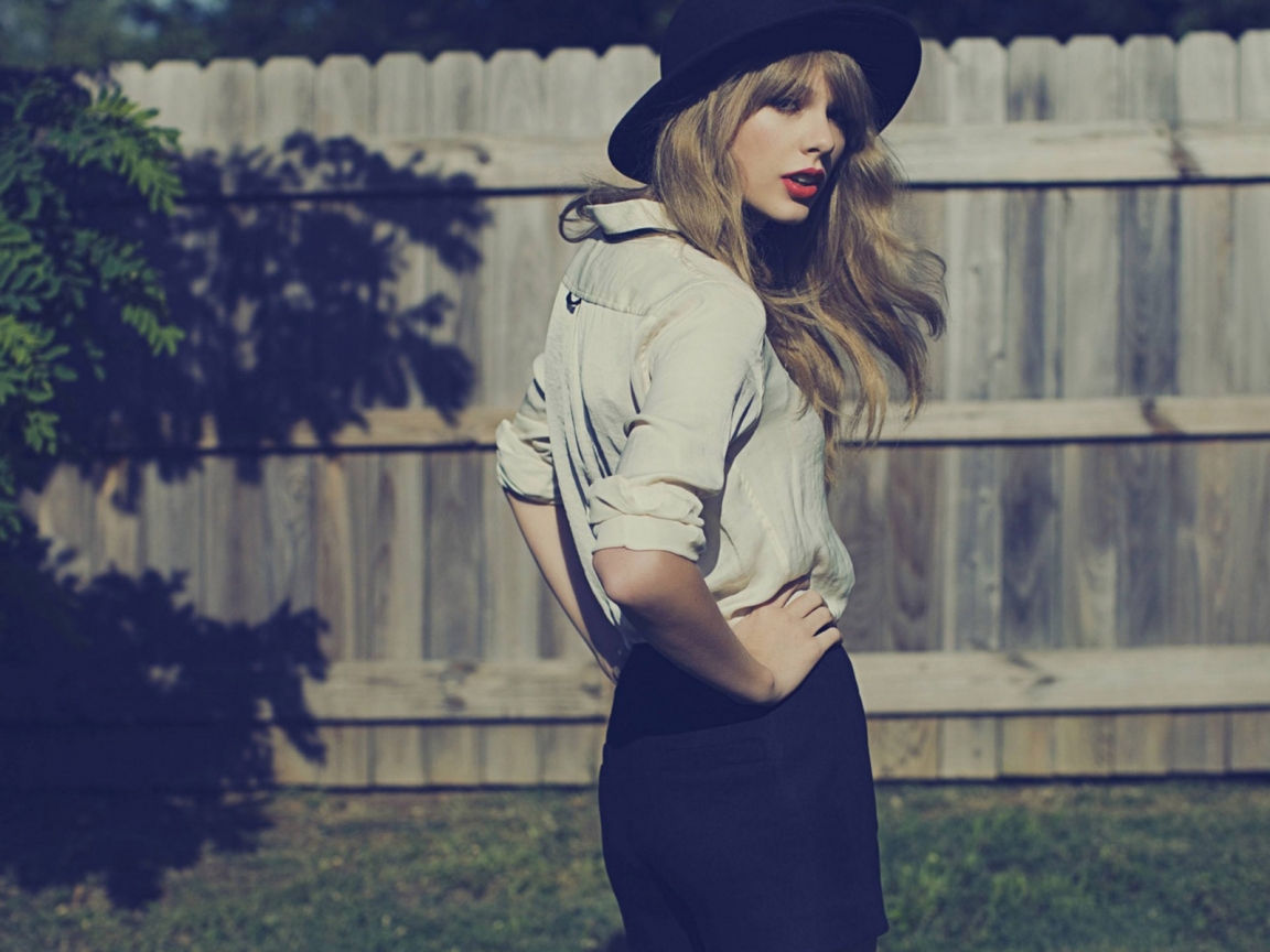 Taylor Swift Pose for 1152 x 864 resolution