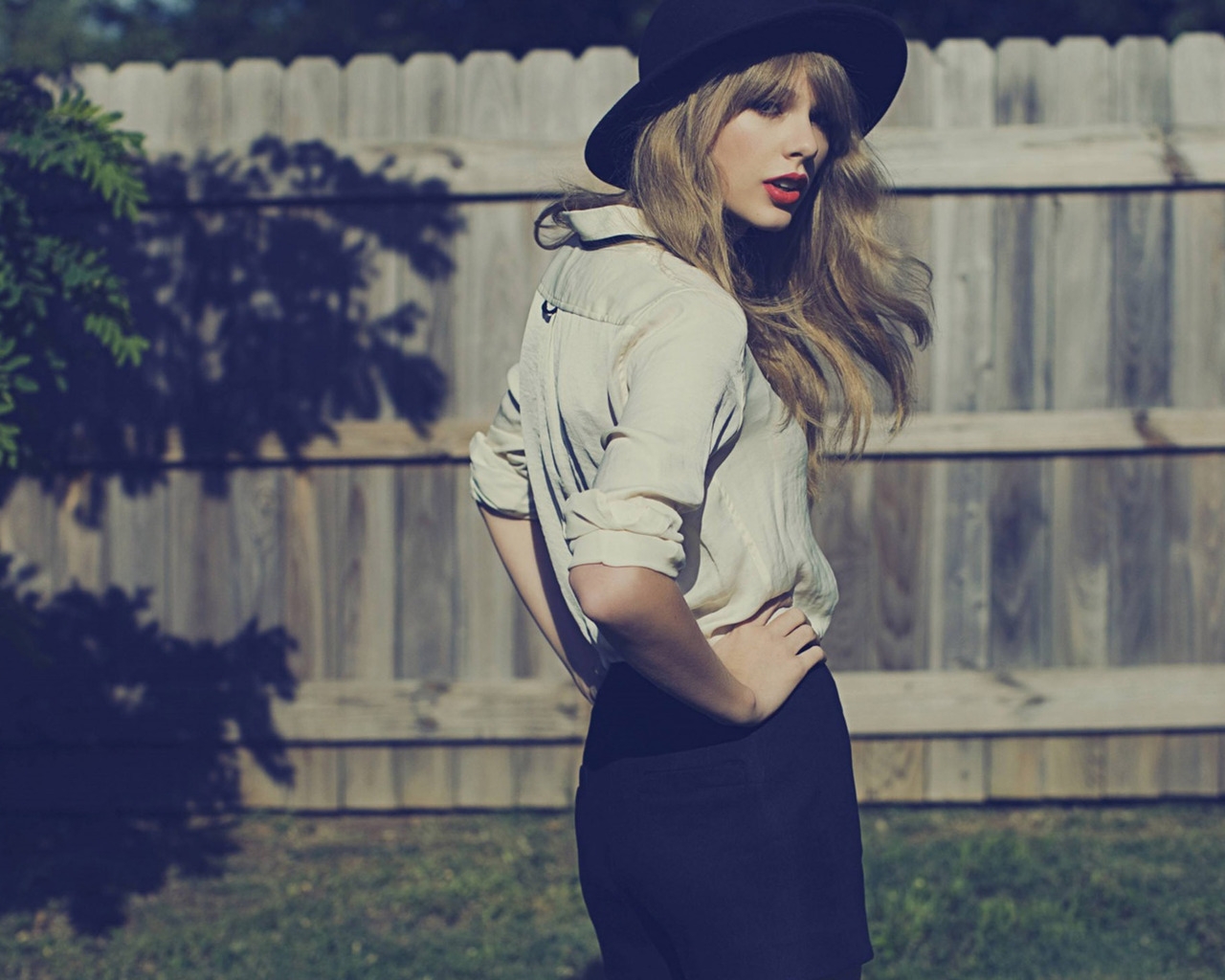 Taylor Swift Pose for 1280 x 1024 resolution