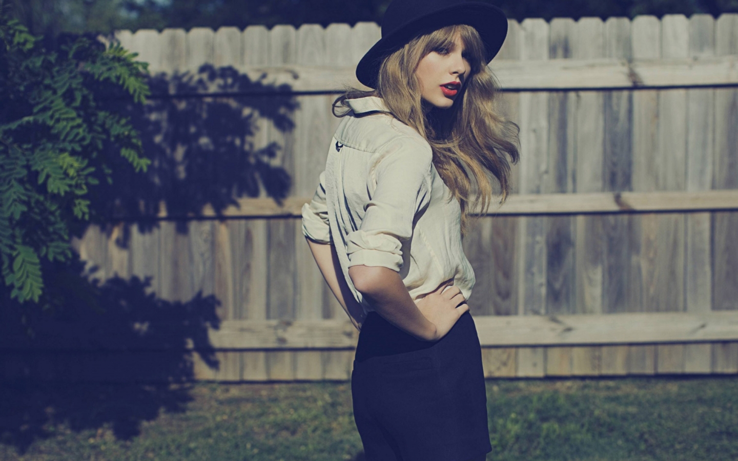 Taylor Swift Pose for 1440 x 900 widescreen resolution