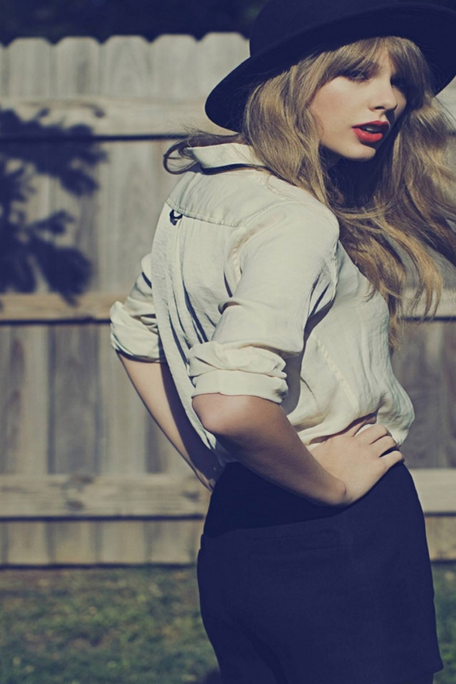 Taylor Swift Pose for 640 x 960 iPhone 4 resolution