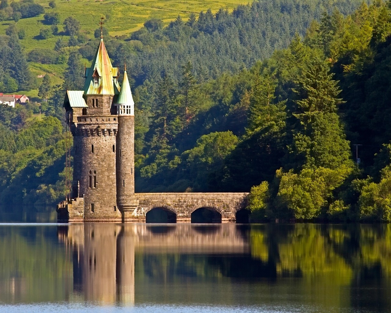 The Vyrnwy Tower for 1280 x 1024 resolution