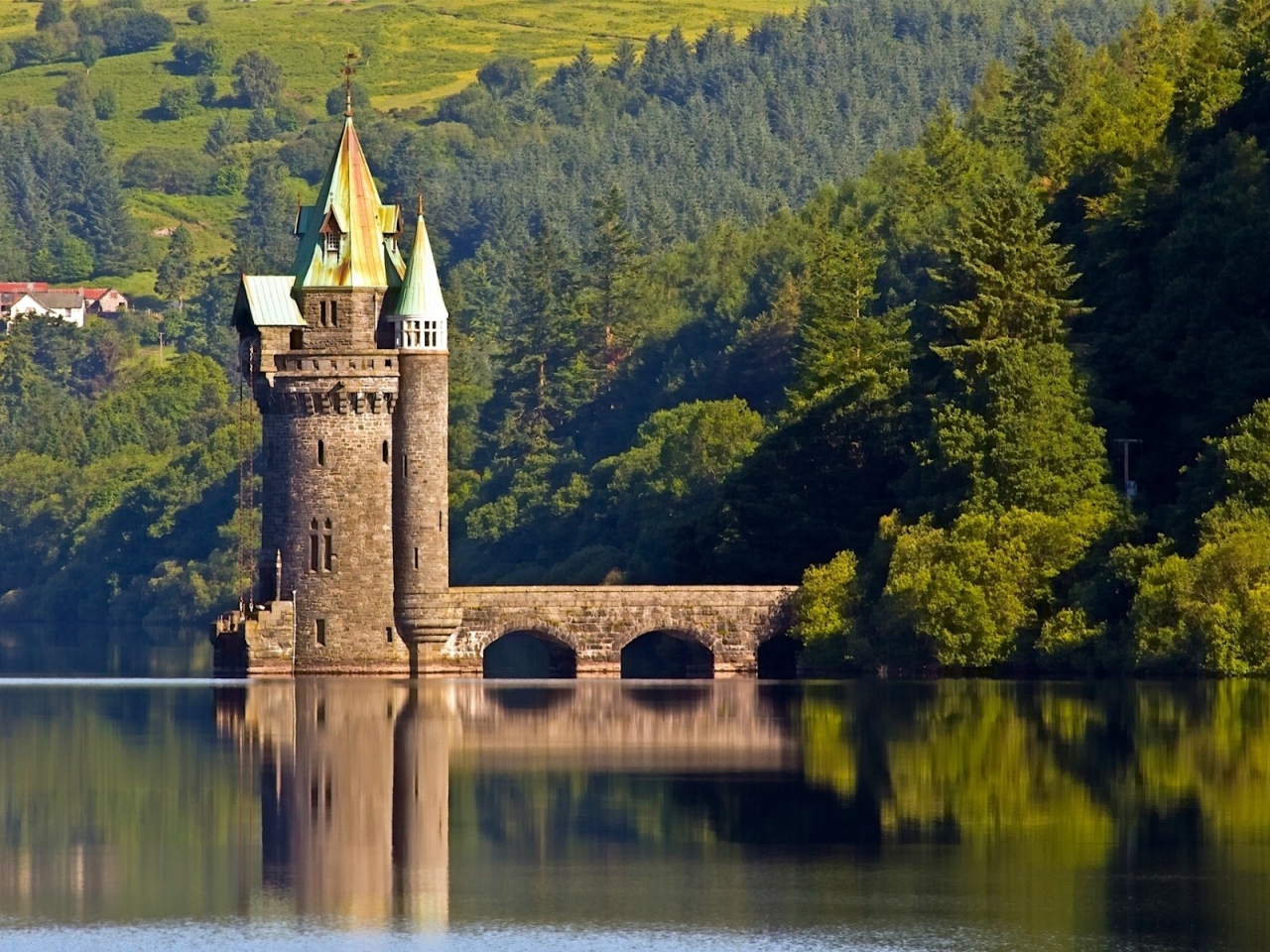 The Vyrnwy Tower for 1280 x 960 resolution