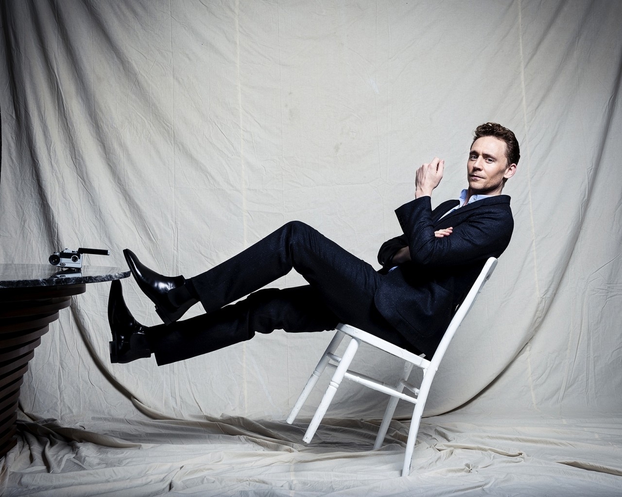 Tom Hiddleston Photo Session for 1280 x 1024 resolution