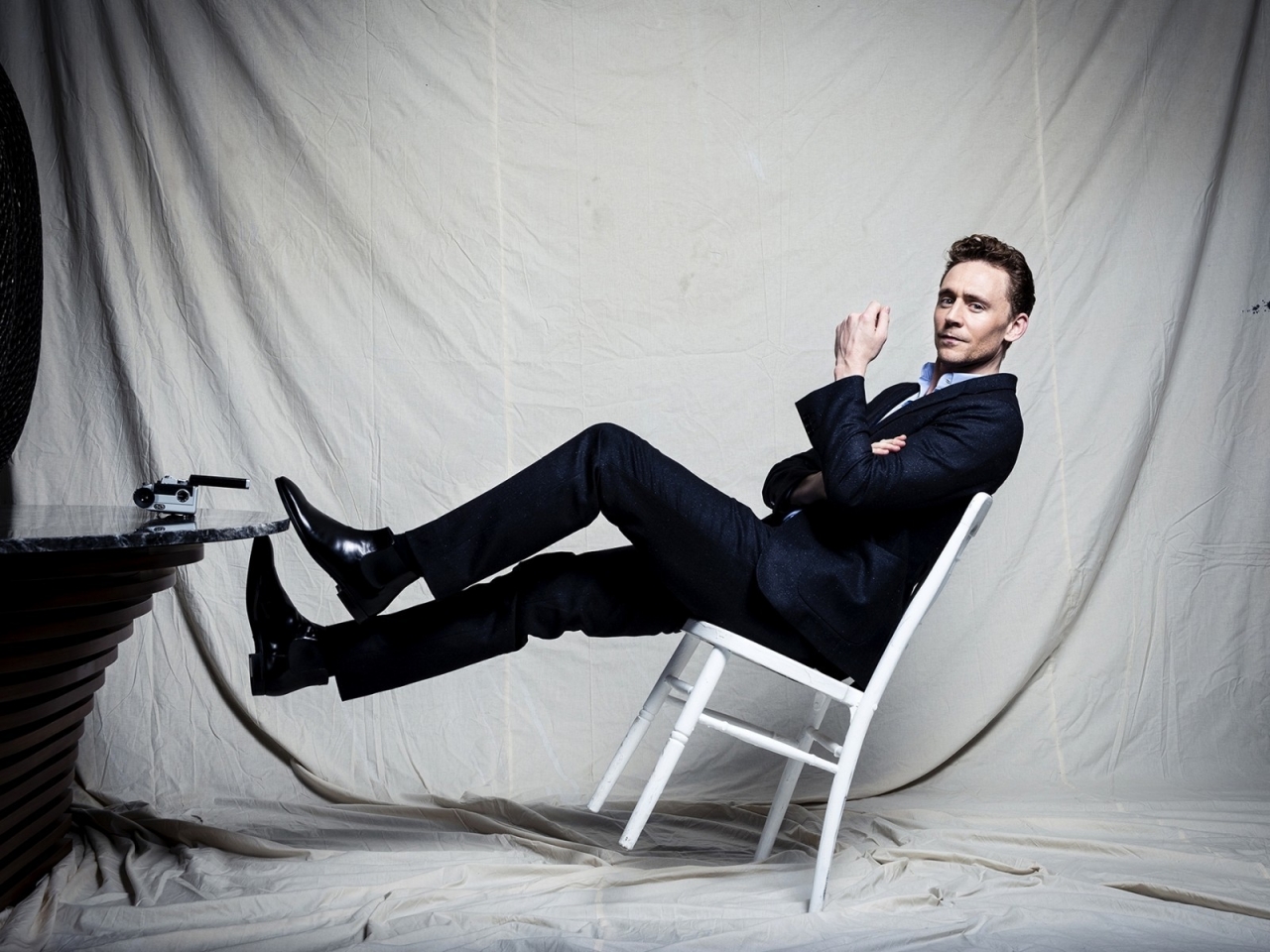 Tom Hiddleston Photo Session for 1280 x 960 resolution